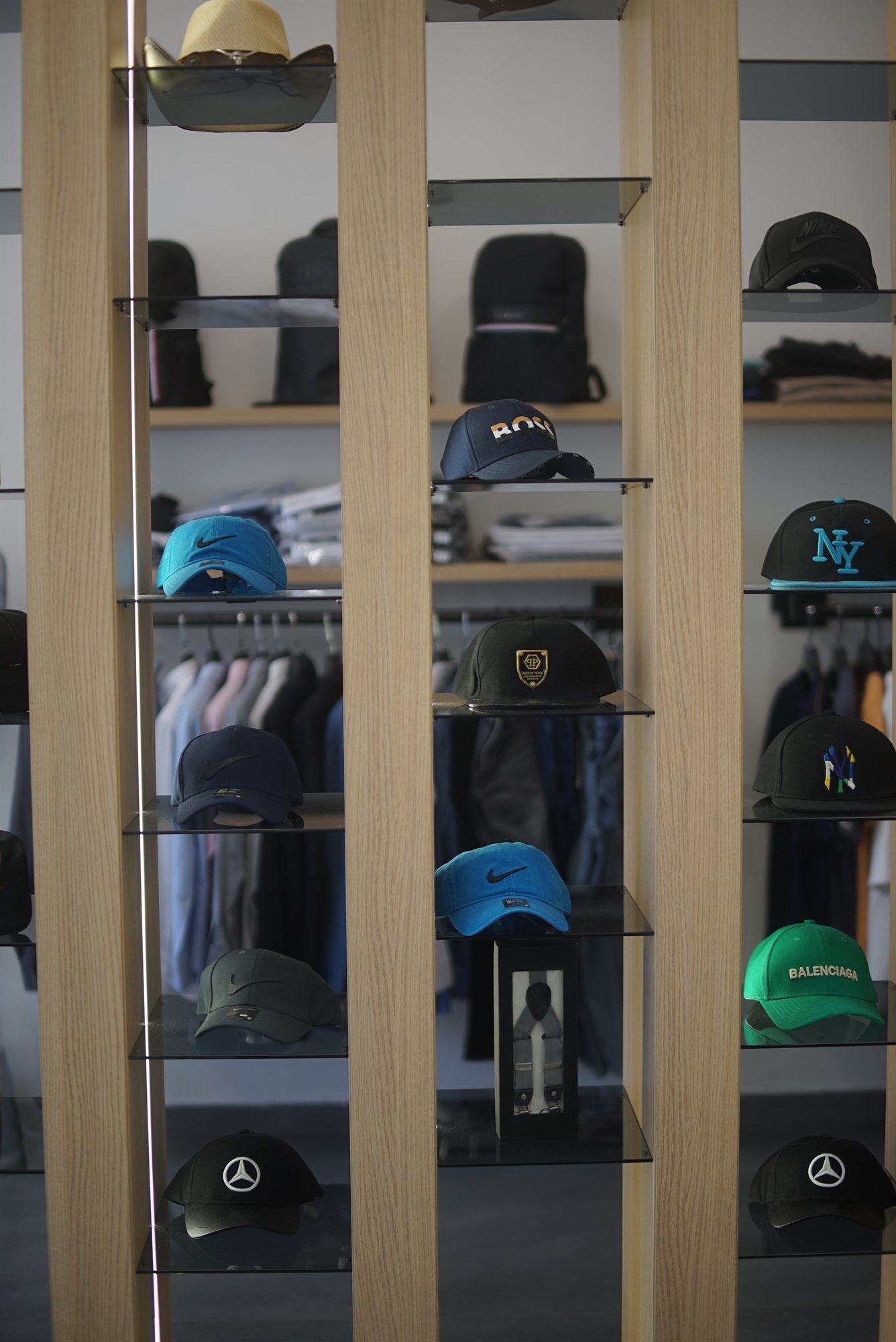 MENSPOT fashion shop caps display