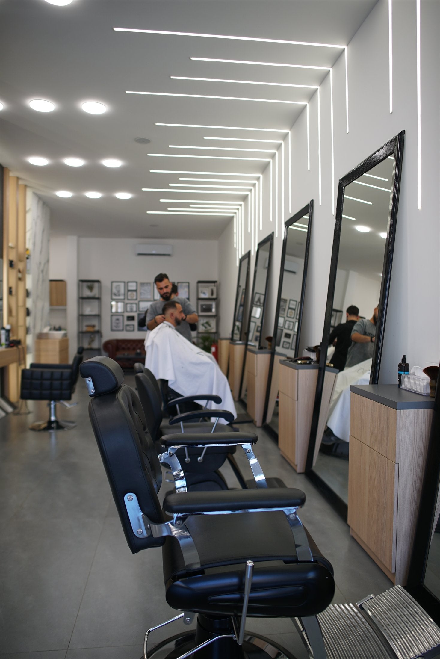 MENSPOT real barber service atmosphere